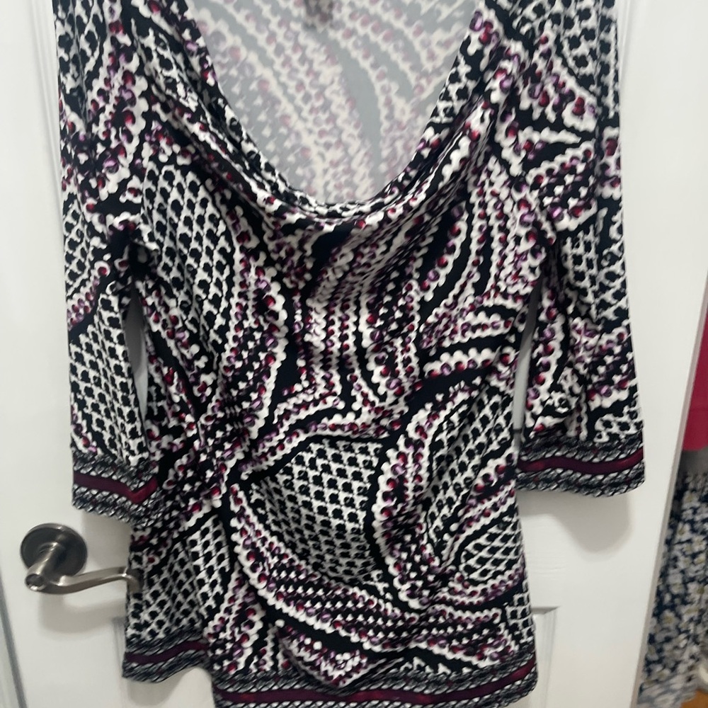 White House Black Market Fitted Graphic Blouse with Cuffed 3/4 Sleeves - Picture 3 of 11
